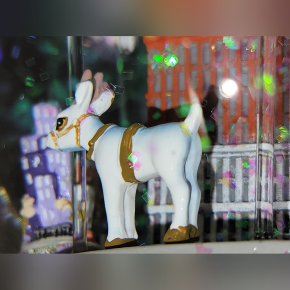 Macy's Thanksgiving Day Parade 2024 Musical Snow Globe - Picture 6 of 12